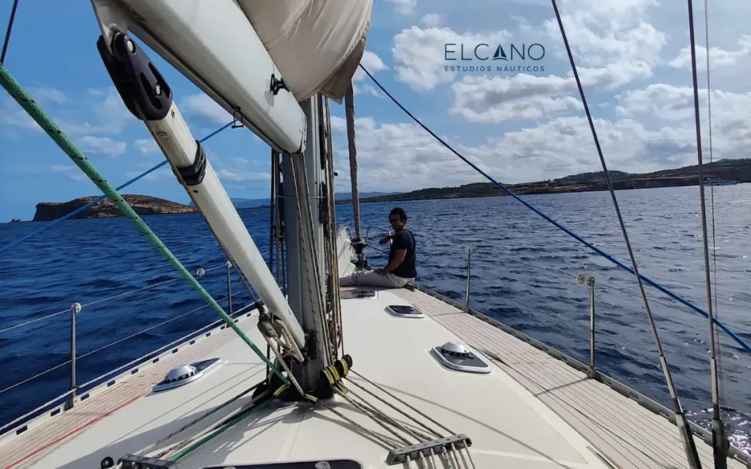 Aprende a navegar a vela con nuestros cursos de vela especializados